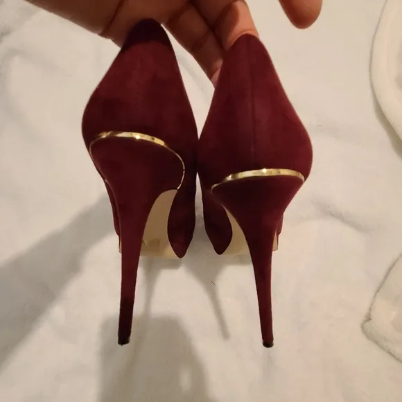 ALDO Faux Suede Burgundy Peep Toe Platform Stiletto Heels with Gold trim Size 8
