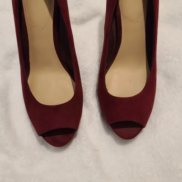 ALDO Faux Suede Burgundy Peep Toe Platform Stiletto Heels with Gold trim Size 8