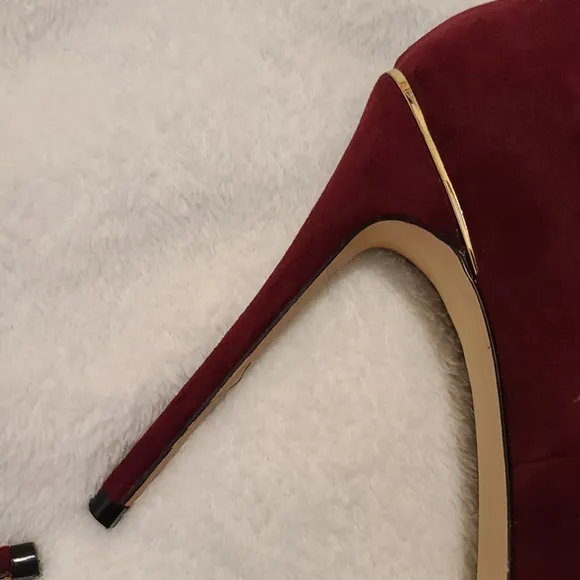 ALDO Faux Suede Burgundy Peep Toe Platform Stiletto Heels with Gold trim Size 8