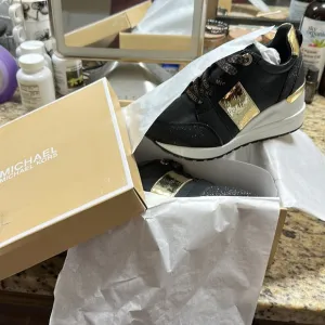 CLASSY Brand New Michael Kors Wedge Sneakers Girls/Small Women’s Size 1! 🖤