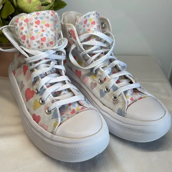Converse Chuck Taylor Platform lifted shoes hearts girls size 6
