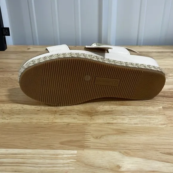 New With Box Giani Bernini Memory Foam Jerammiep Cream Sm Women’s Shoe Size 6.5