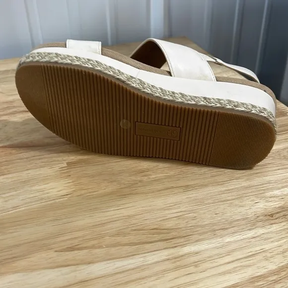 New With Box Giani Bernini Memory Foam Jerammiep Cream Sm Women’s Shoe Size 6.5