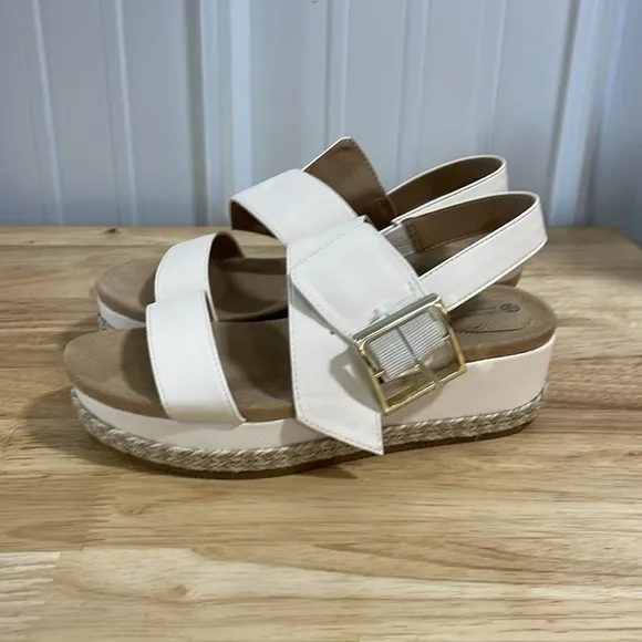 New With Box Giani Bernini Memory Foam Jerammiep Cream Sm Women’s Shoe Size 6.5