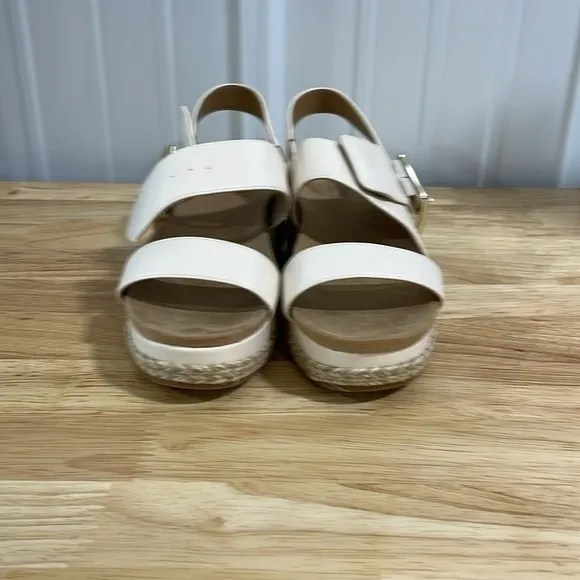 New With Box Giani Bernini Memory Foam Jerammiep Cream Sm Women’s Shoe Size 6.5