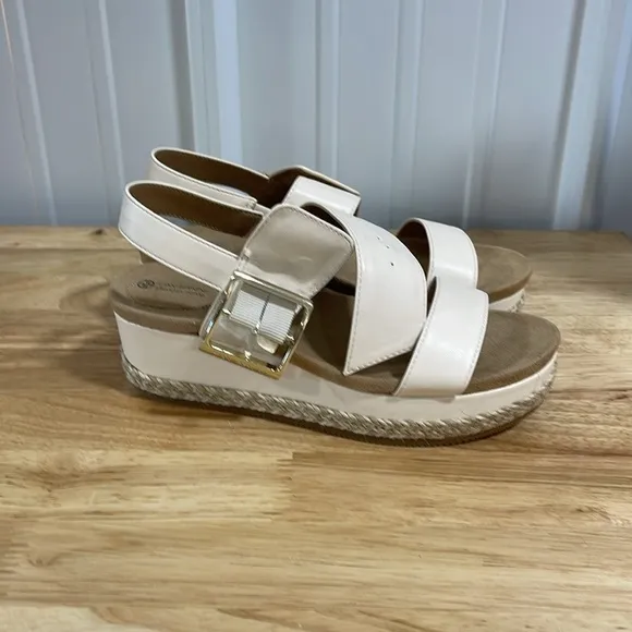 New With Box Giani Bernini Memory Foam Jerammiep Cream Sm Women’s Shoe Size 6.5
