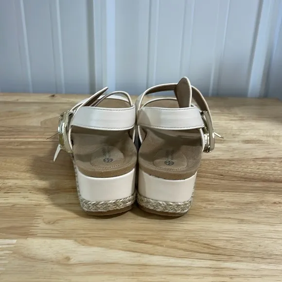 New With Box Giani Bernini Memory Foam Jerammiep Cream Sm Women’s Shoe Size 6.5