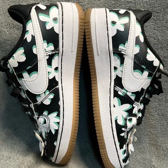 Nike Kids' pre School Air Force 1 LV8 Shoes size 2Y