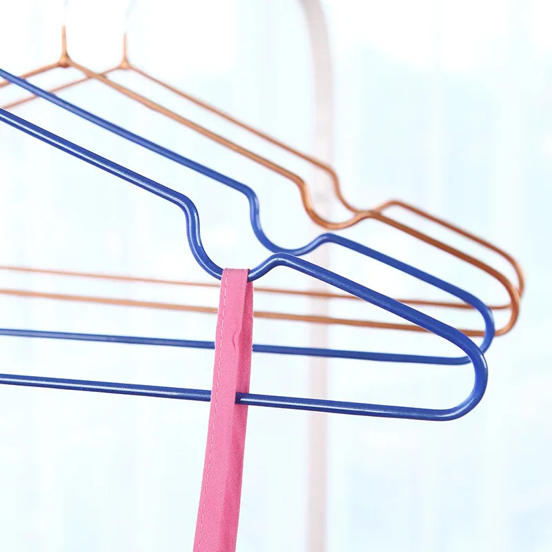Non-marking metal impregnated plastic hanger