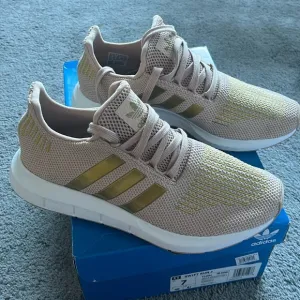NWT Adidas Swift Run size 6.5 kids Blush w gold accents