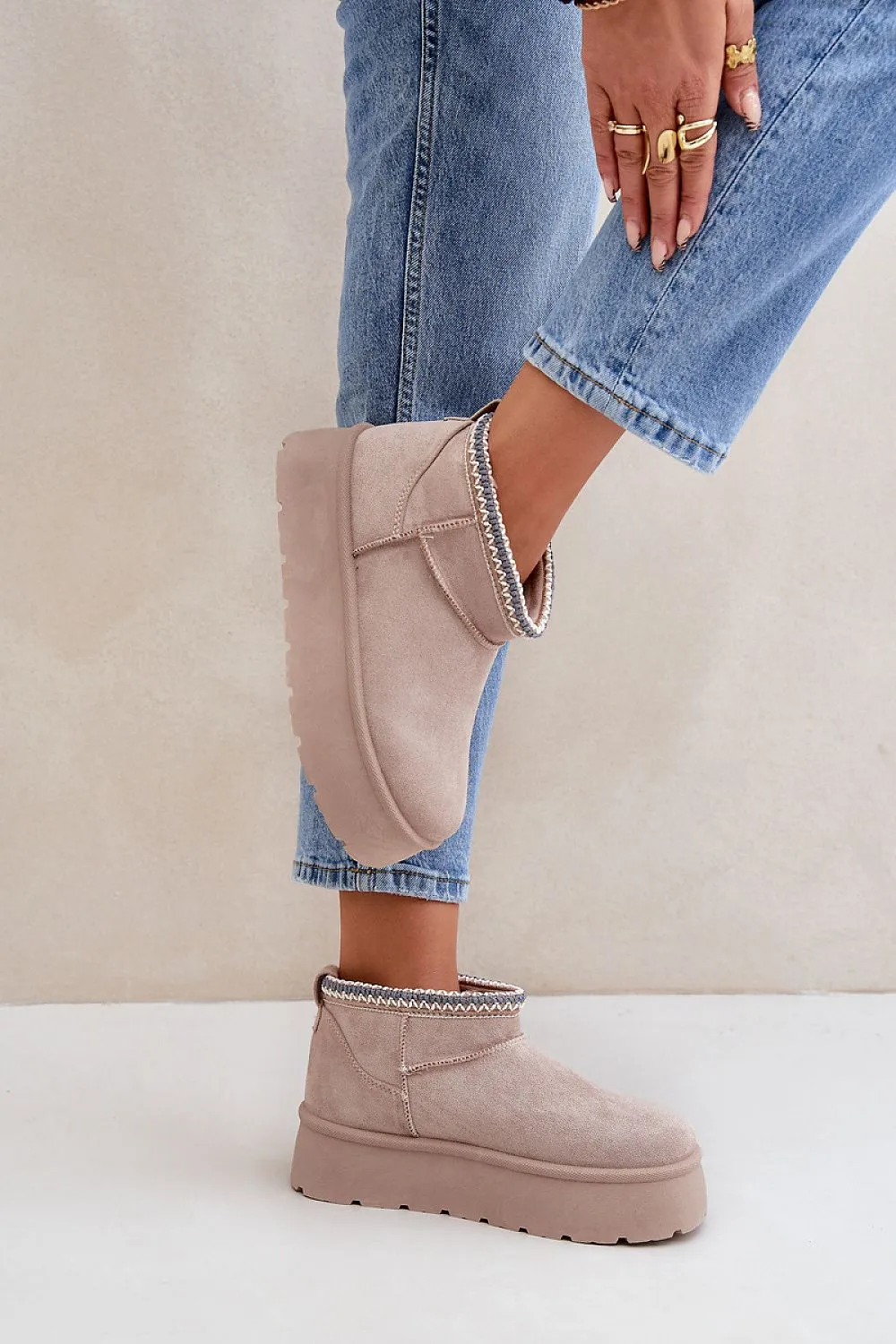 Snow boots